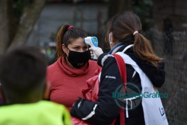 Con el debut del “colectivo sanitario”, controlaron a más de un centenar de vecinos en barrio popular de calle 122