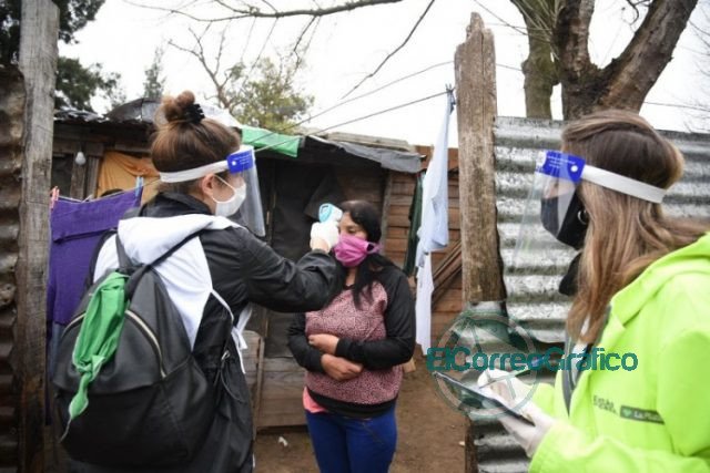 Con el debut del “colectivo sanitario”, controlaron a más de un centenar de vecinos en barrio popular de calle 122