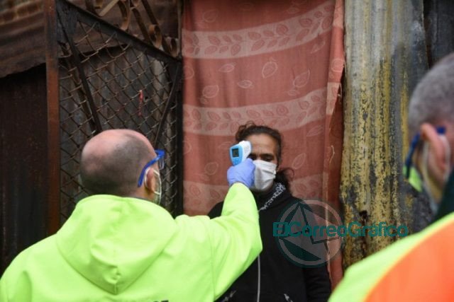 Con el debut del “colectivo sanitario”, controlaron a más de un centenar de vecinos en barrio popular de calle 122