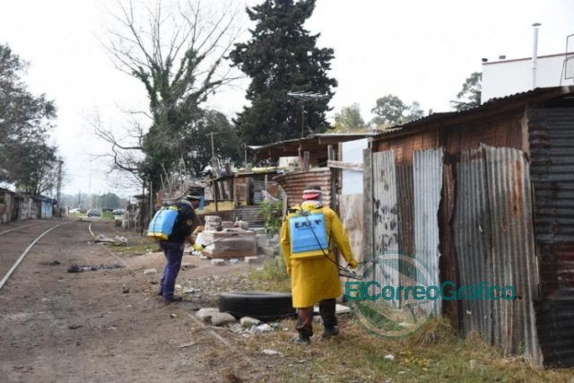 Con el debut del “colectivo sanitario”, controlaron a más de un centenar de vecinos en barrio popular de calle 122