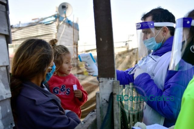 Controles de temperatura y testeos olfativos a más de 700 vecinos en barrios populares de La Plata