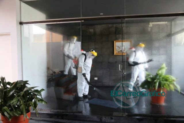Desinfección y prevención en edificio donde confirmaron caso positivo de Coronavirus