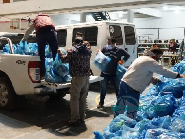 Entrega de alimentos del SAE a escuelas de Berisso