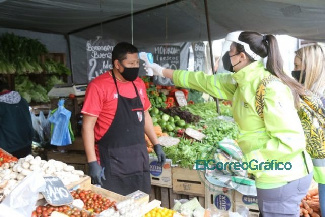 COVID-19: Realizan controles sintomáticos en feria de alimentos y barrios populares