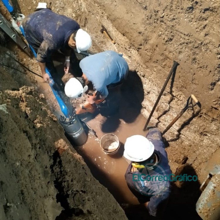 Reparación de ABSA sobre Acueducto en La Plata Reparación de ABSA sobre Acueducto en La Plata