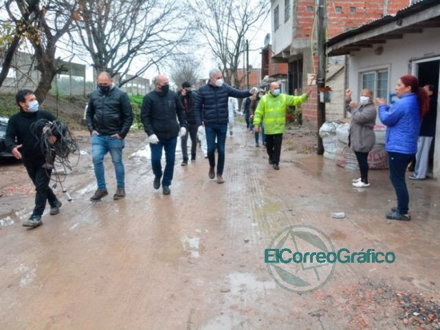 Se abrió simbólicamente del aislamiento del Barrio José Luis Cabezas: Cagliardi y Secco no faltaron para la foto