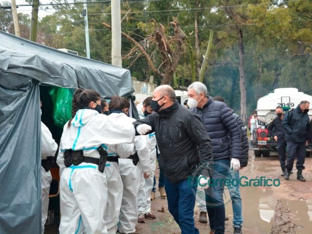 Se abrió simbólicamente del aislamiento del Barrio José Luis Cabezas: Cagliardi y Secco no faltaron para la foto