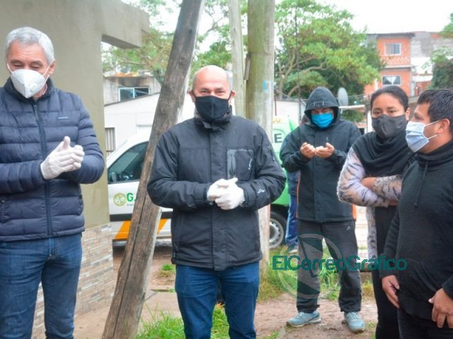 Se abrió simbólicamente del aislamiento del Barrio José Luis Cabezas: Cagliardi y Secco no faltaron para la foto