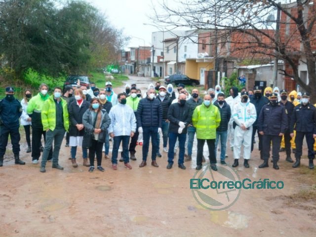 Se abrió simbólicamente del aislamiento del Barrio José Luis Cabezas: Cagliardi y Secco no faltaron para la foto
