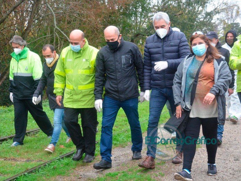 Se abrió simbólicamente del aislamiento del Barrio José Luis Cabezas: Cagliardi y Secco no faltaron para la foto