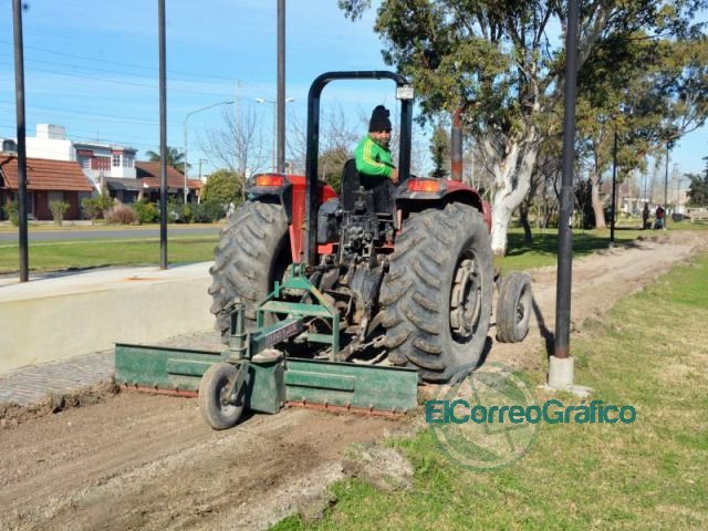 Tareas de mejoras en la senda aeróbica lindera a la Avenida Génova Tareas de mejoras en la senda aeróbica lindera a la Avenida Génova