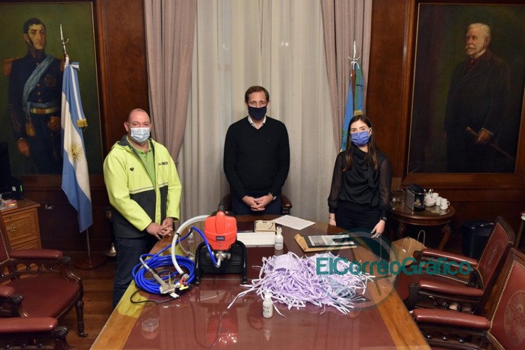 Donación de insumos sanitarios por parte de una joven economista