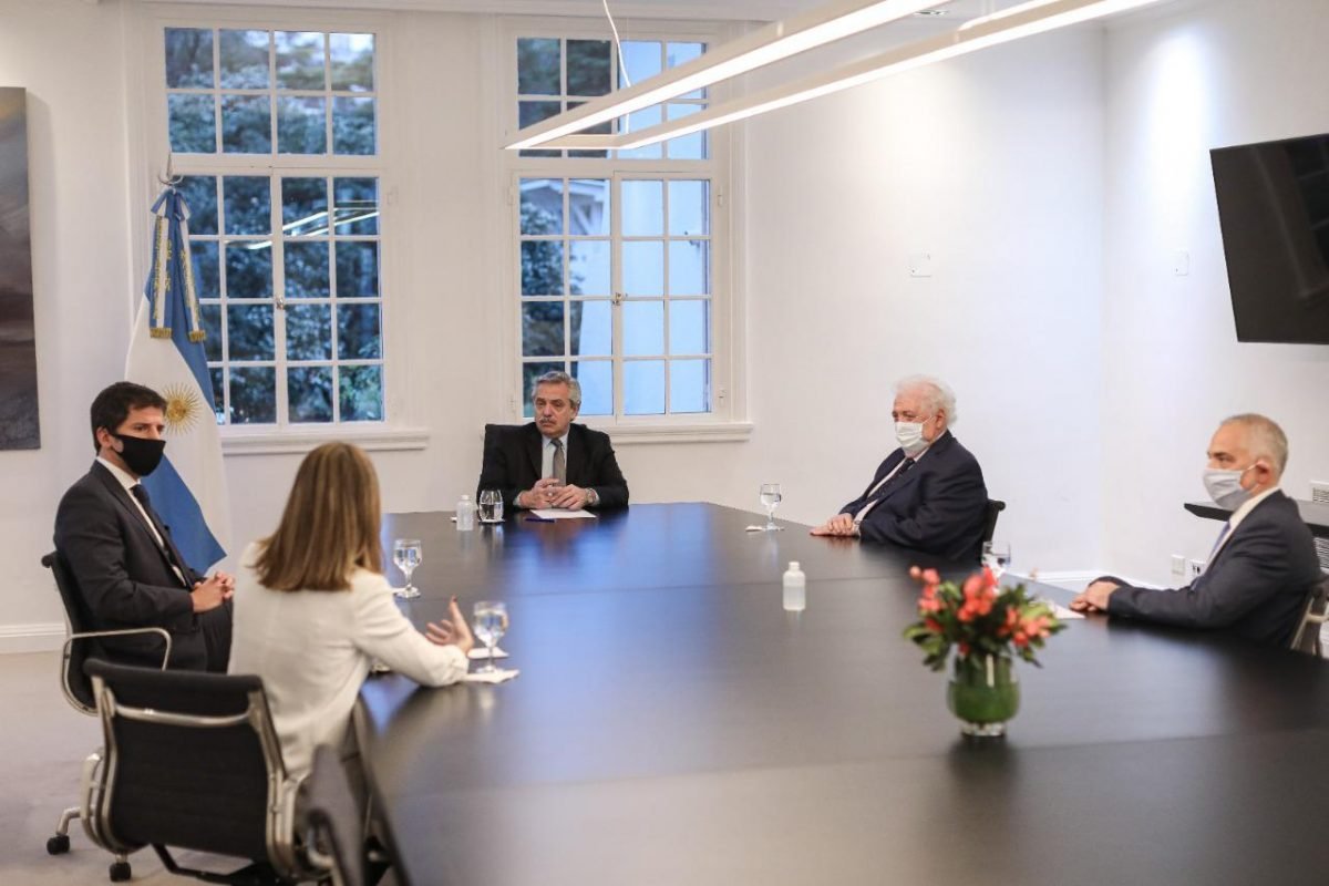 Fernández con directivos de AstraZeneca quienes desarrollan una avanzada vacuna con la Universidad de Oxford