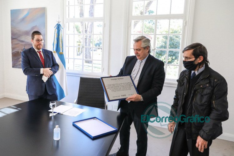 Fernández se reunió con el padre de Sebastián Barreiros, menor víctima del atentado a la AMIA Fernández se reunió con el padre de Sebastián Barreiros, menor víctima del atentado a la AMIA