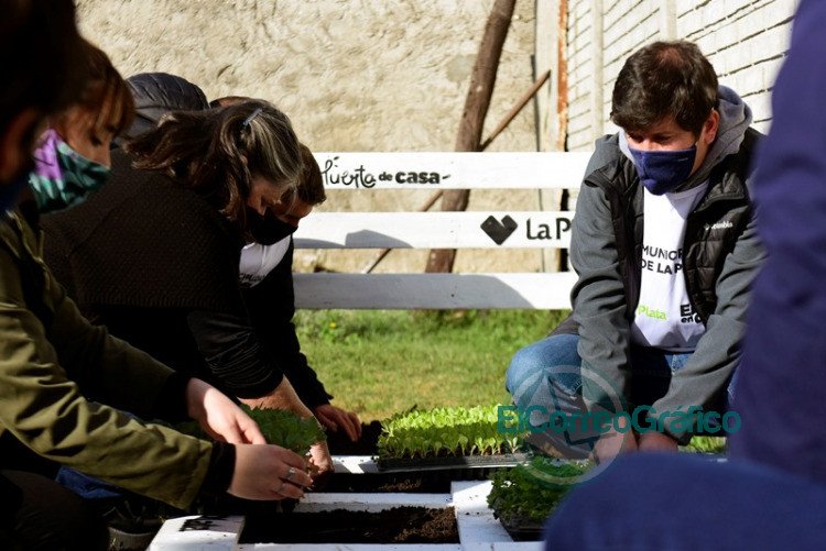 Garro participó de la instalación de una huerta comunitaria en un comedor de City Bell