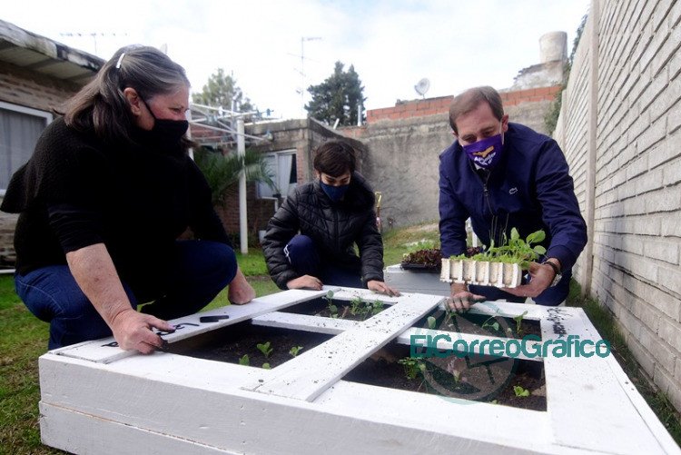 Garro participó de la instalación de una huerta comunitaria en un comedor de City Bell