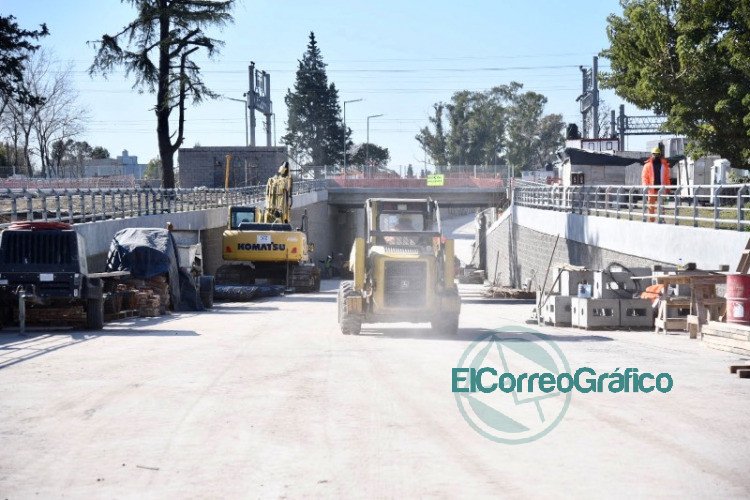 Garro y Meoni recorrieron los avances de la obra del paso bajo nivel de 1 y 32