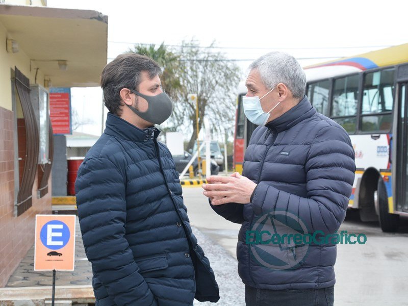 La línea 202 compró una máquina de ozono y Cagliardi con Supply posaron para las fotos