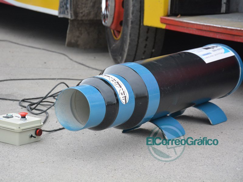 La línea 202 compró una máquina de ozono y Cagliardi con Supply posaron para las fotos