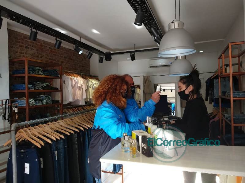 Operativos de control de fiebre y de cumplimento del distanciamiento social en comercios locales