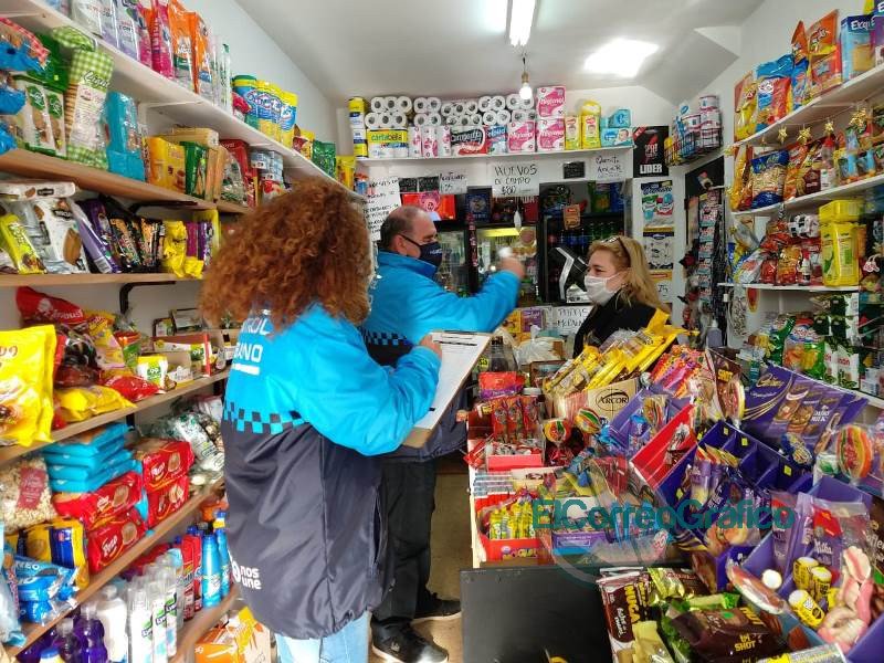 Operativos de control de fiebre y de cumplimento del distanciamiento social en comercios locales
