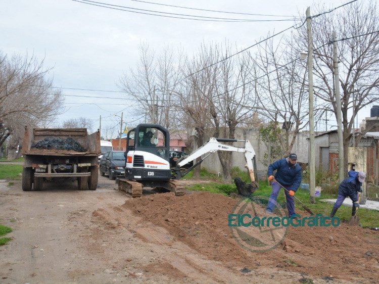 Tareas de limpieza y recambio de cañerías en Berisso