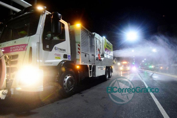 Tras la apertura gradual de nuevos rubros, el Municipio incorporó un sistema de desinfección 180° en la vía pública Tras la apertura gradual de nuevos rubros, el Municipio incorporó un sistema de desinfección 180° en la vía pública
