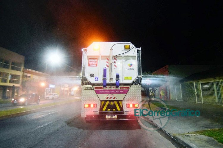 Tras la apertura gradual de nuevos rubros, el Municipio incorporó un sistema de desinfección 180° en la vía pública Tras la apertura gradual de nuevos rubros, el Municipio incorporó un sistema de desinfección 180° en la vía pública