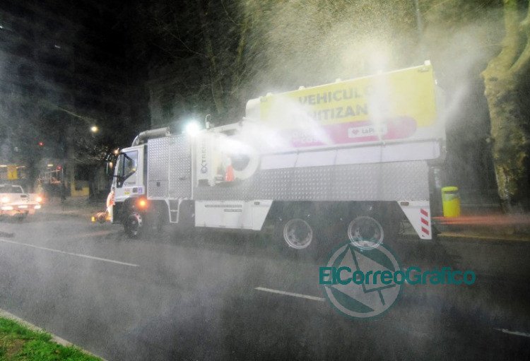 Tras la apertura gradual de nuevos rubros, el Municipio incorporó un sistema de desinfección 180° en la vía pública Tras la apertura gradual de nuevos rubros, el Municipio incorporó un sistema de desinfección 180° en la vía pública