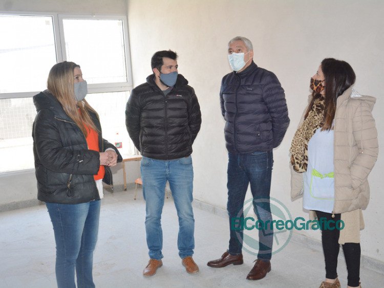 Cagliardi se paseó por las obras en el Jardín N° 906 de Villa Progreso