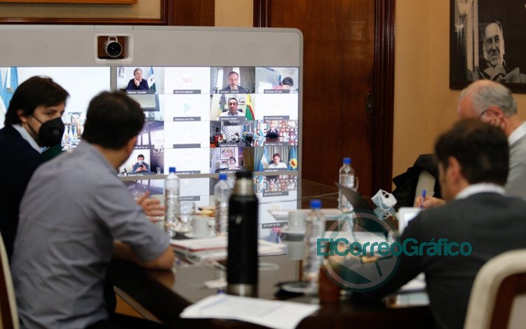 Kicillof se reunió con intendentes del AMBA y con el Comité de Expertos