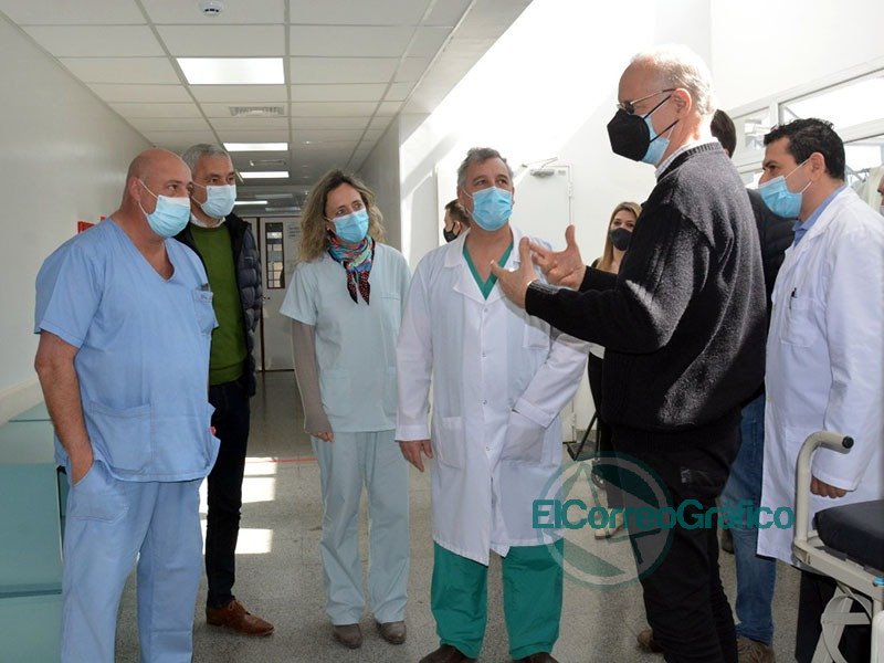 Cagliardi paseó con el ministro Gollan por el Hospital Larraín