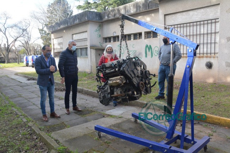 Cagliardi se despojó del rezago de un motor donandolo a la Técnica Nº 2