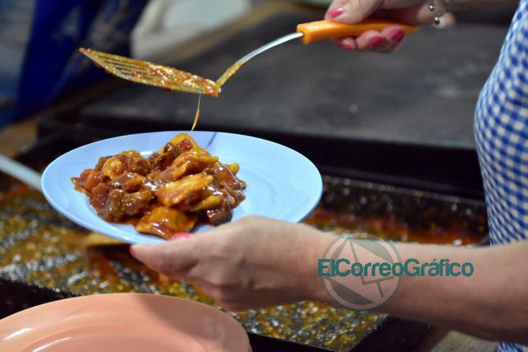 Clubes de La Plata cocinan para hogares y comedores barriales