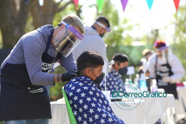 Cortaron el pelo gratuitamente a más de un centenar de niños de Villa Elvira Cortaron el pelo gratuitamente a más de un centenar de niños de Villa Elvira