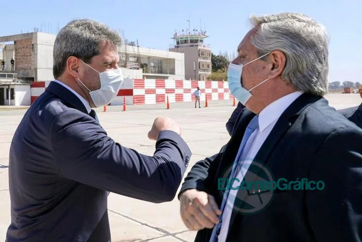 Fernández recorrió en San Juan obras, una fábrica textil y firmó de convenios