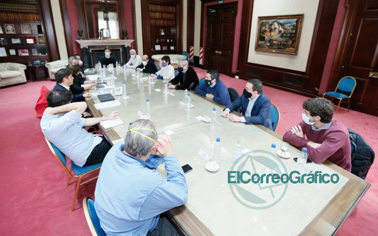 Kicillof se reunió con intendentes para abordar las usurpaciones ilegales de terrenos Kicillof se reunió con intendentes para abordar las usurpaciones ilegales de terrenos