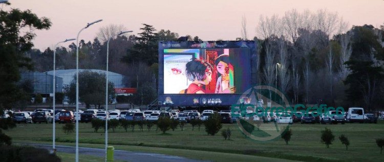 La República de los Niños se convirtió en un autocine con funciones agotadas