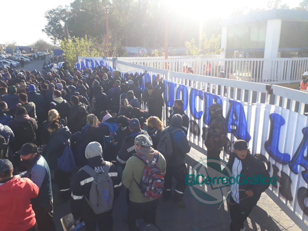 Operarios de YPF y la Termomoeléctrica de Ensenada protestaron por aprietes de afines al Pata Medina Operarios de YPF y la Termomoeléctrica de Ensenada protestaron por aprietes de afines al Pata Medina