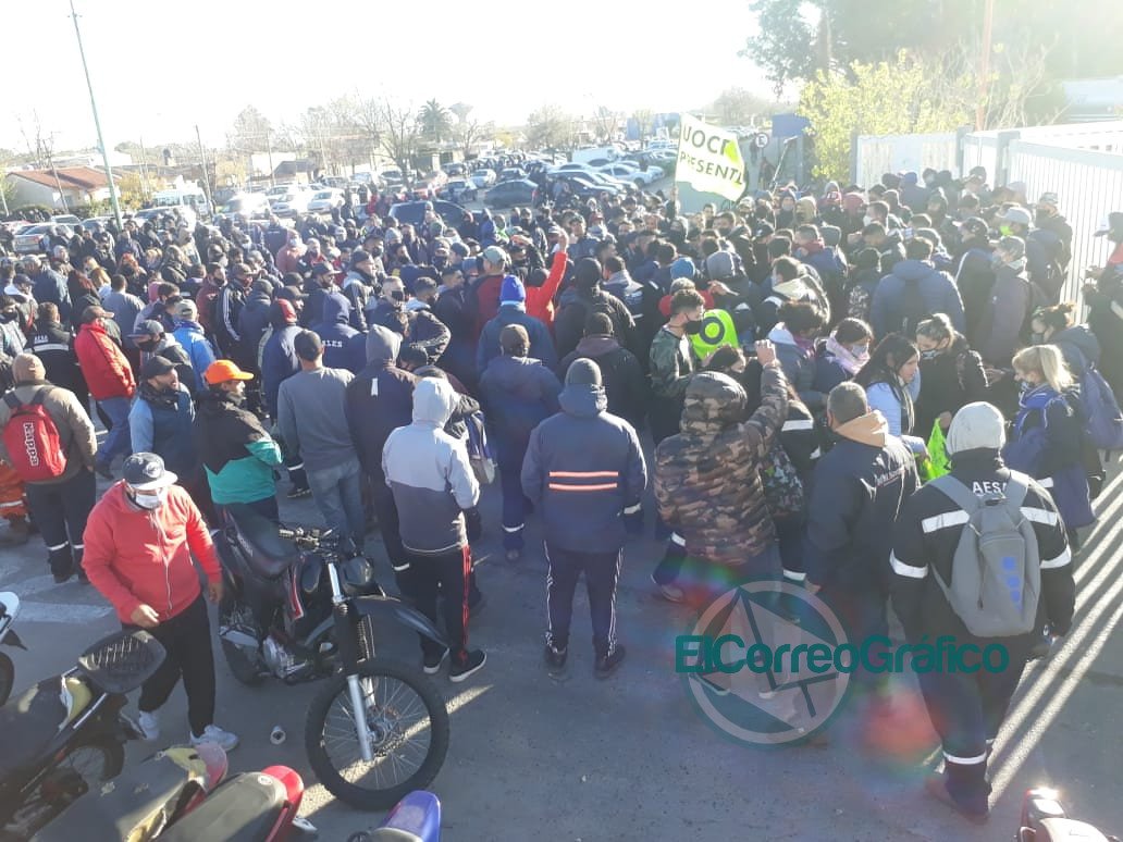 Operarios de YPF y la Termomoeléctrica de Ensenada protestaron por aprietes de afines al Pata Medina Operarios de YPF y la Termomoeléctrica de Ensenada protestaron por aprietes de afines al Pata Medina