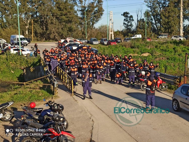 Operarios de YPF y la Termomoeléctrica de Ensenada protestaron por aprietes de afines al Pata Medina Operarios de YPF y la Termomoeléctrica de Ensenada protestaron por aprietes de afines al Pata Medina