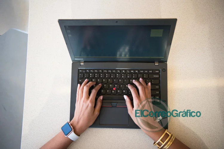 Industrias Tecnológicas: el sector que venció a la pandemia person using laptop