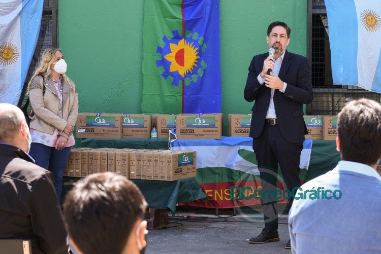 Educación de Nación entregó netbooks a estudiantes de Ensenada