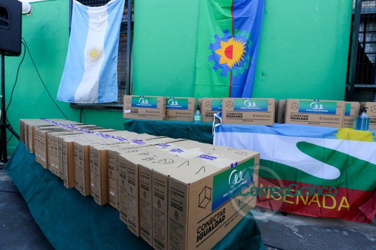 Educación de Nación entregó netbooks a estudiantes de Ensenada