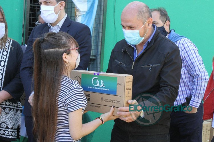 Educación de Nación entregó netbooks a estudiantes de Ensenada