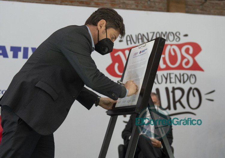 Kicillof participó del acto por los 100 años de la Cooperativa Obrera y del anuncio de inversiones en el puerto