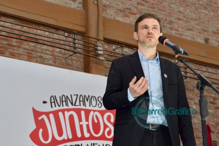 Kicillof participó del acto por los 100 años de la Cooperativa Obrera y del anuncio de inversiones en el puerto