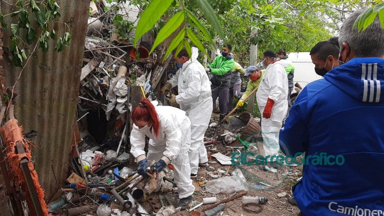 Montan un mega operativo de limpieza en el domicilio de un acumulador