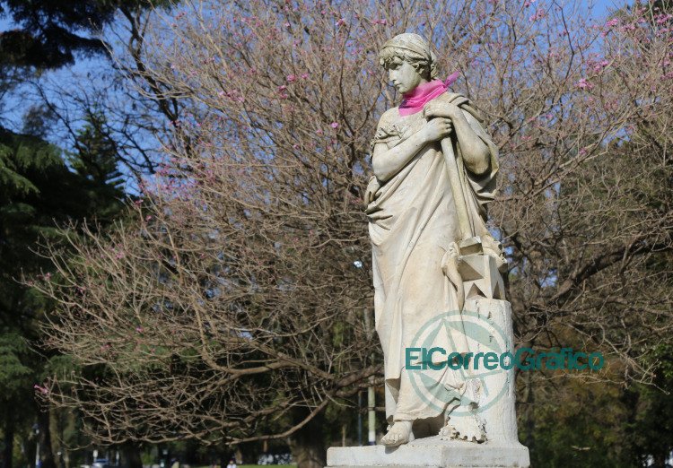 Por el mes del Cáncer de Mama, colocaron pañuelos color rosa a estatuas y monumentos Por el mes del Cáncer de Mama, colocaron pañuelos color rosa a estatuas y monumentos