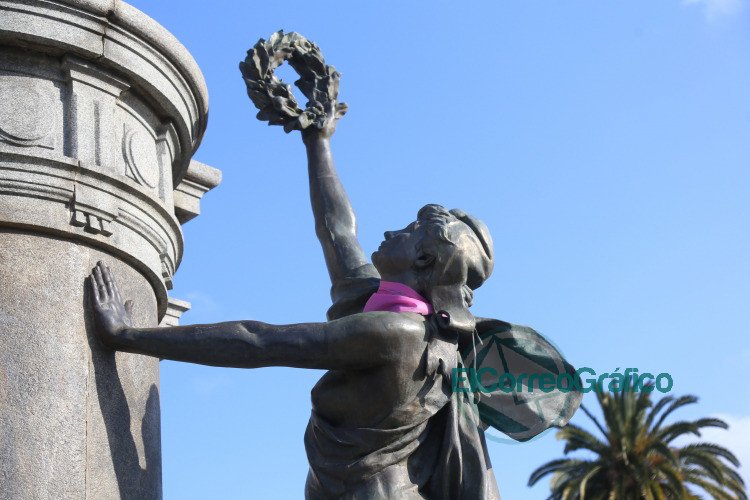 Por el mes del Cáncer de Mama, colocaron pañuelos color rosa a estatuas y monumentos Por el mes del Cáncer de Mama, colocaron pañuelos color rosa a estatuas y monumentos